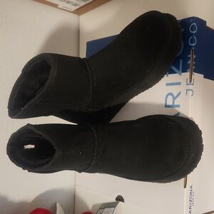 Worn once womens winter boots in black size 9